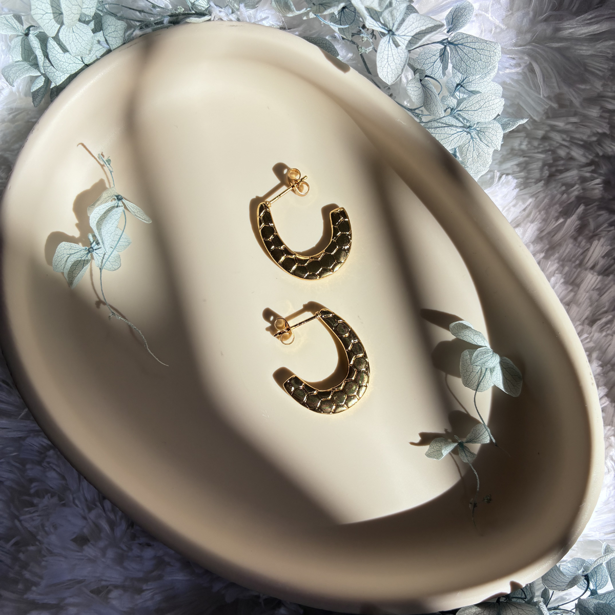 RSE07 Anti Tarnish Patterned Gold Hoop Earrings - Image 1